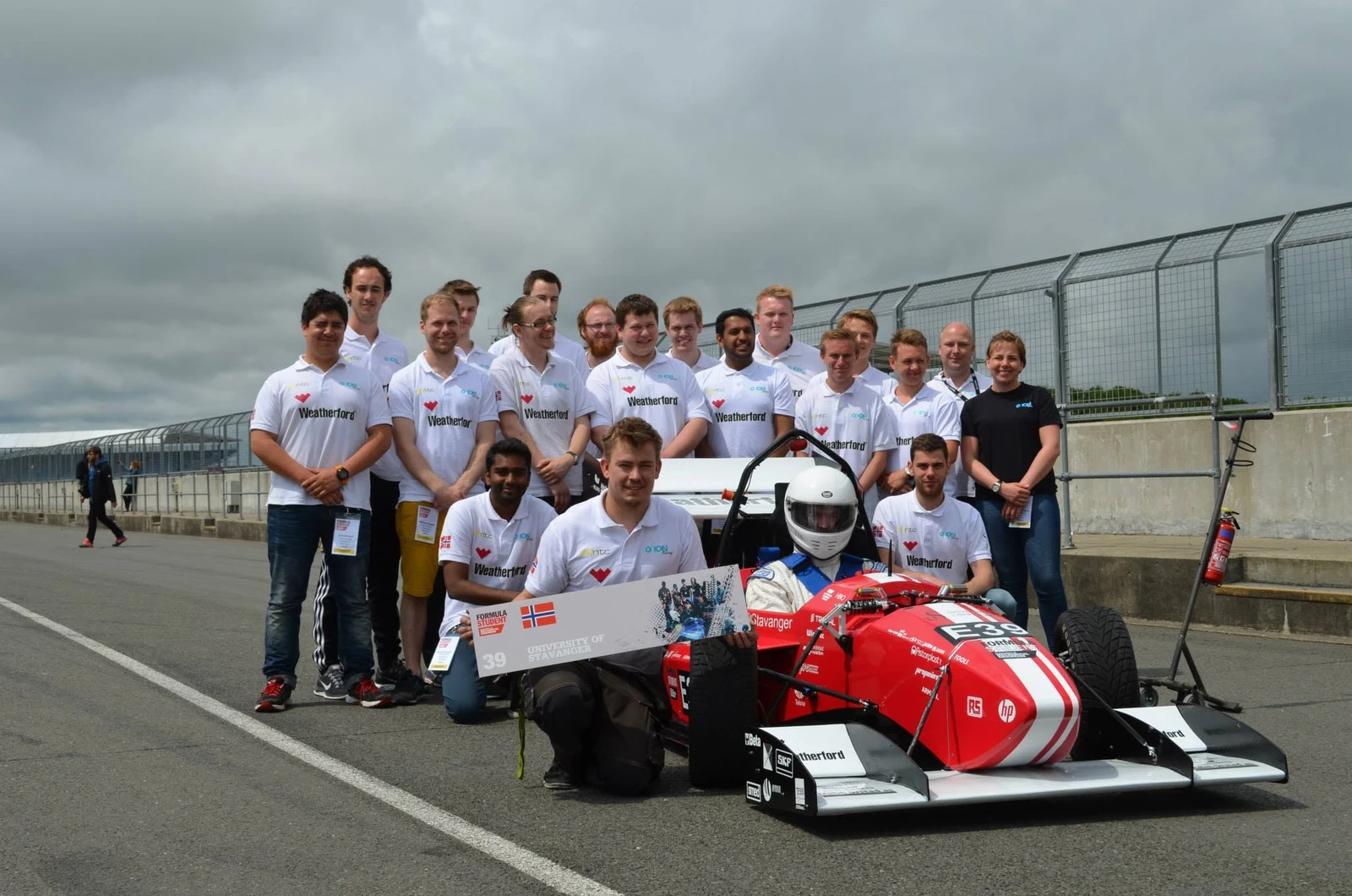 Formula Student-teamet samlet rundt racerbilen på Silverstone.